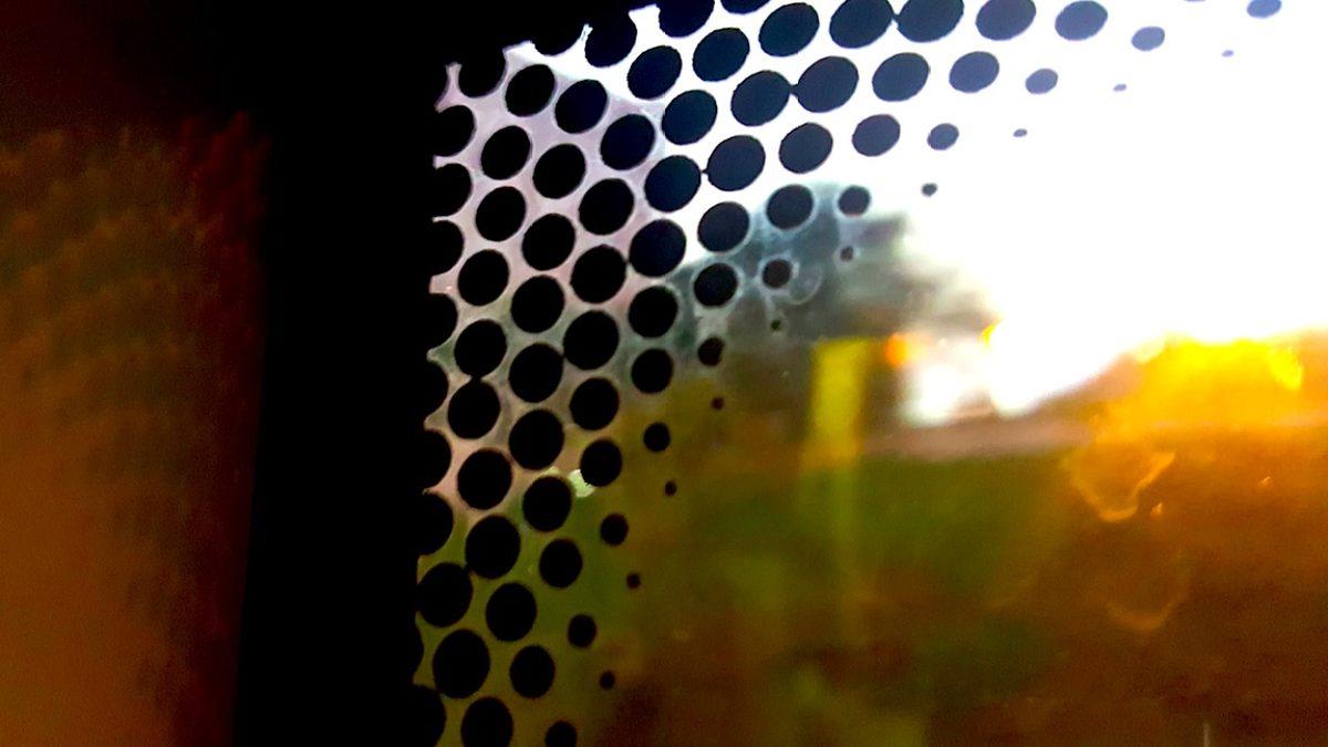 Araba Camlarının Kenarında Bulunan Bu Gizemli Siyah Noktalar Ne İşe Yarıyor?