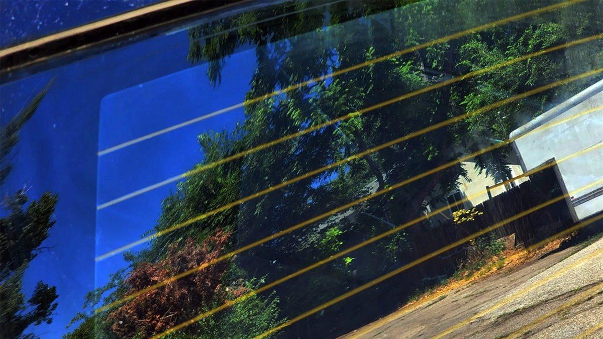 Otomobillerin Arka Camında Bulunan Bu Yatay Çizgiler Ne İşe Yarıyor?