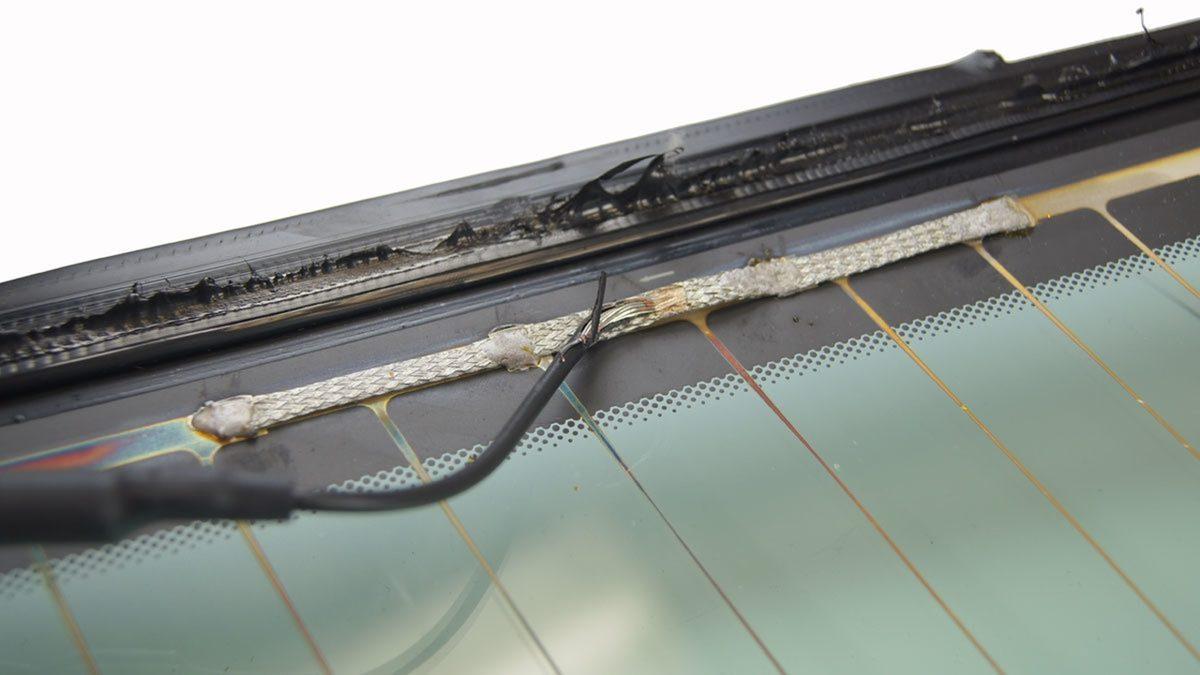 Otomobillerin Arka Camında Bulunan Bu Yatay Çizgiler Ne İşe Yarıyor?