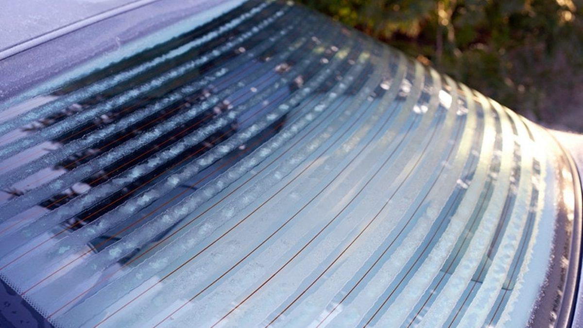 Otomobillerin Arka Camında Bulunan Bu Yatay Çizgiler Ne İşe Yarıyor?