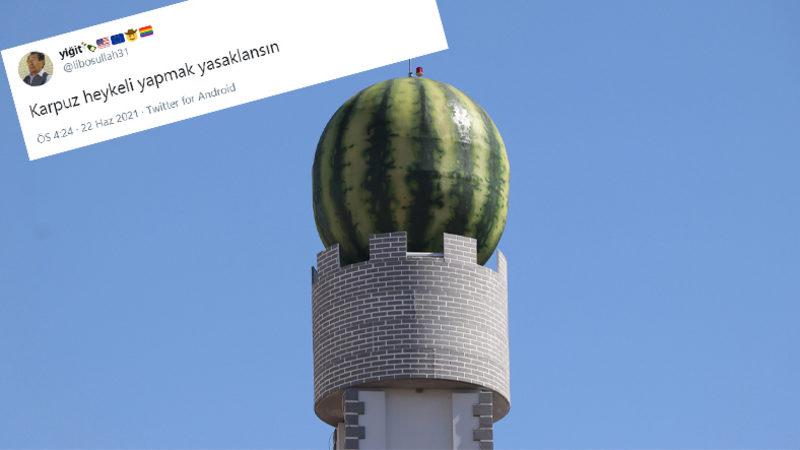 Sanat Dünyasına Katılan Yeni Bir ’Eser’ Daha: Diyarbakır’da Bir Meydana ’Göğe Yükselen Karpuz’ Figürü Dikildi