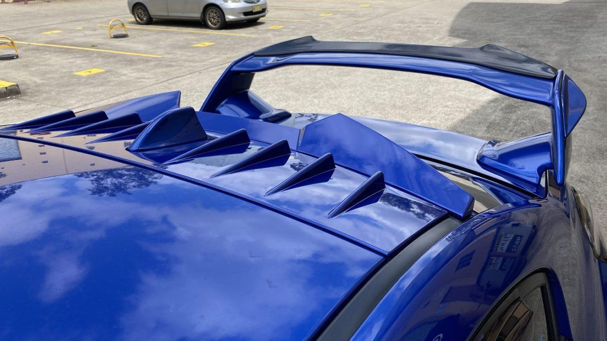 Arabaların Tepesindeki Bu Köpek Balığı Yüzgecine Benzeyen Çıkıntı Aslında Ne İşe Yarıyor?