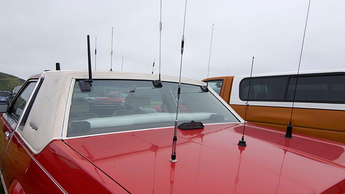 Arabaların Tepesindeki Bu Köpek Balığı Yüzgecine Benzeyen Çıkıntı Aslında Ne İşe Yarıyor?