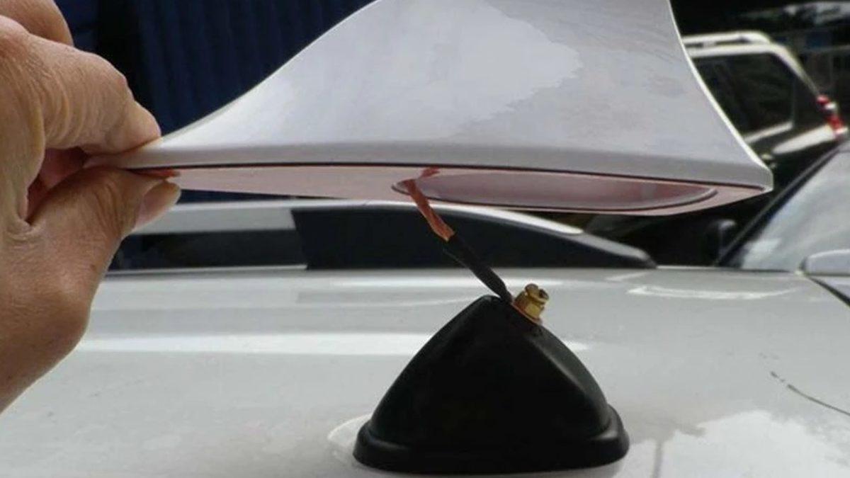 Arabaların Tepesindeki Bu Köpek Balığı Yüzgecine Benzeyen Çıkıntı Aslında Ne İşe Yarıyor?