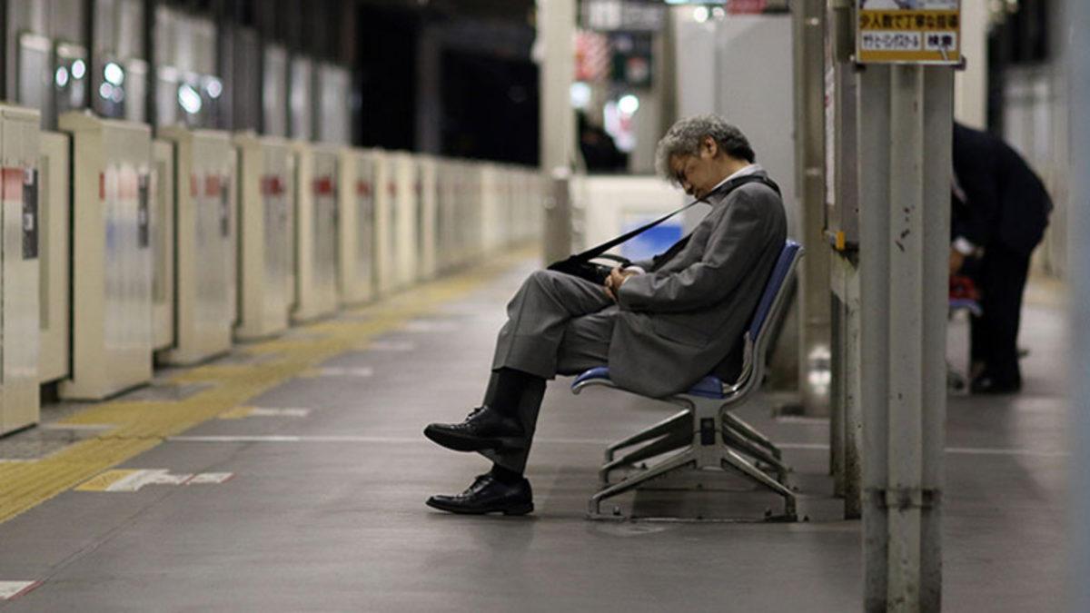Ağır Çalışma Şartları Yüzünden Metrolarda Uyuyakalan Japonları ’Hayata Döndürecek’ Yeni Çalışma Önerisi