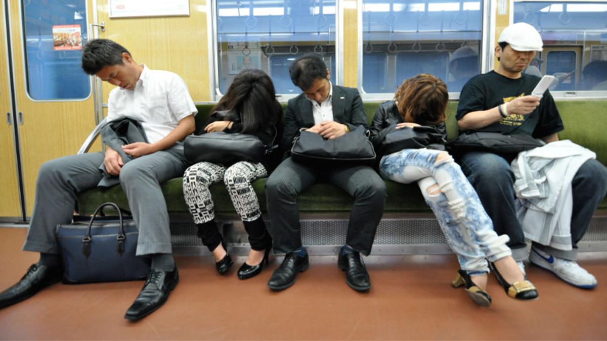 Ağır Çalışma Şartları Yüzünden Metrolarda Uyuyakalan Japonları ’Hayata Döndürecek’ Yeni Çalışma Önerisi