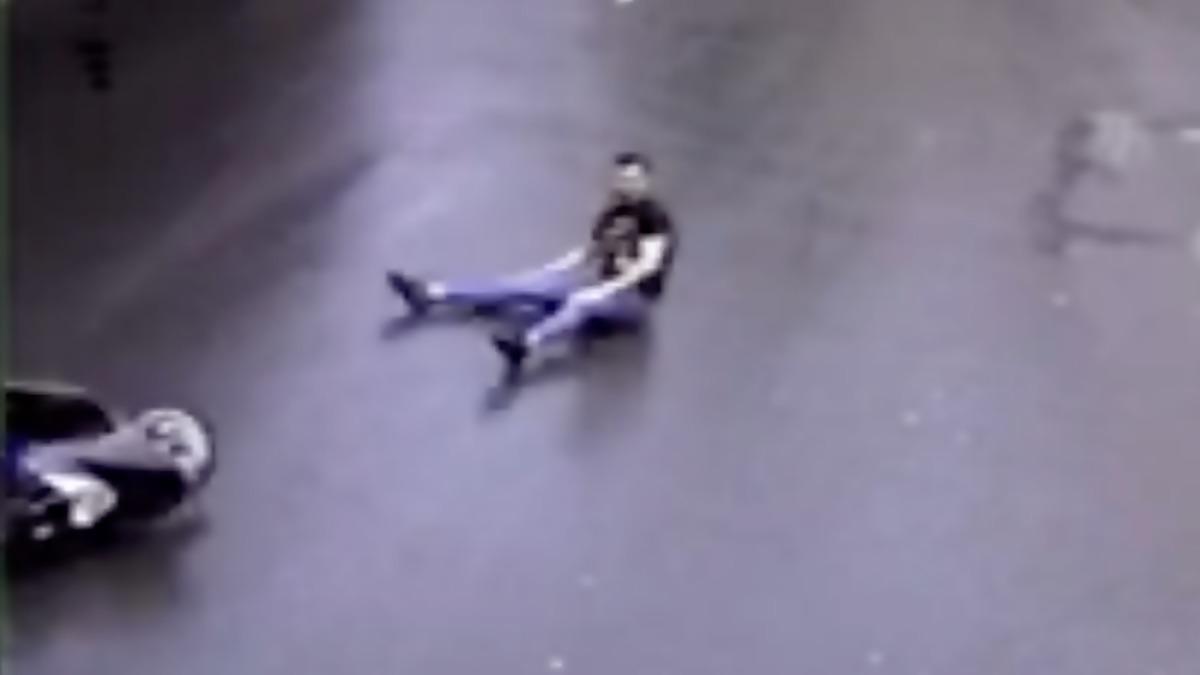 İstanbul’da ’İnternet Meme’i Olabilecek Gariplikte Bir Motosiklet Kazası Yaşandı [Video]