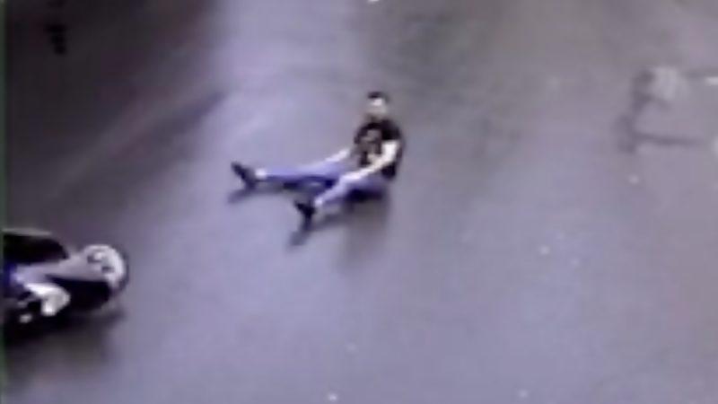 İstanbul’da ’İnternet Meme’i Olabilecek Gariplikte Bir Motosiklet Kazası Yaşandı [Video]