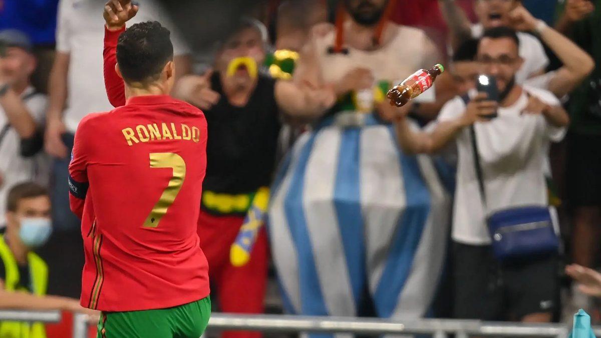 Euro 2020 Fransa-Portekiz Maçında Cristiano Ronaldo’nun Kafasına Coca-Cola Şisesi Fırlatıldı