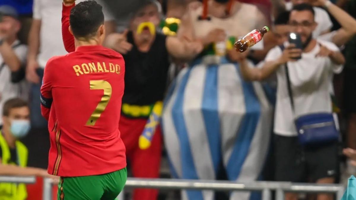 Euro 2020 Fransa-Portekiz Maçında Cristiano Ronaldo’nun Kafasına Coca-Cola Şisesi Fırlatıldı
