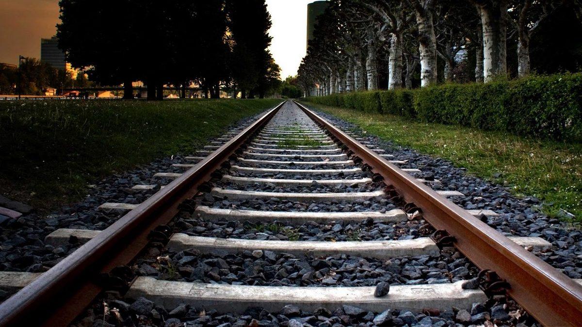 Tren Yollarına Hep Aynı Tip Taşların Dökülmesinin 