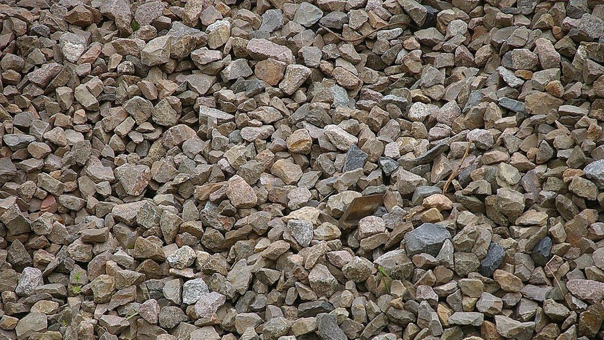 Tren Yollarına Hep Aynı Tip Taşların Dökülmesinin 