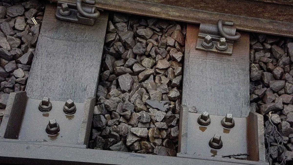 Tren Yollarına Hep Aynı Tip Taşların Dökülmesinin 