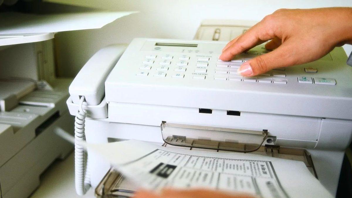 90’lı Yıllarda Kalması Gerekirmiş Gibi Görünen ’Faks Makineleri’nin Hâlâ Kullanılıyor Olmasının Sebebi
