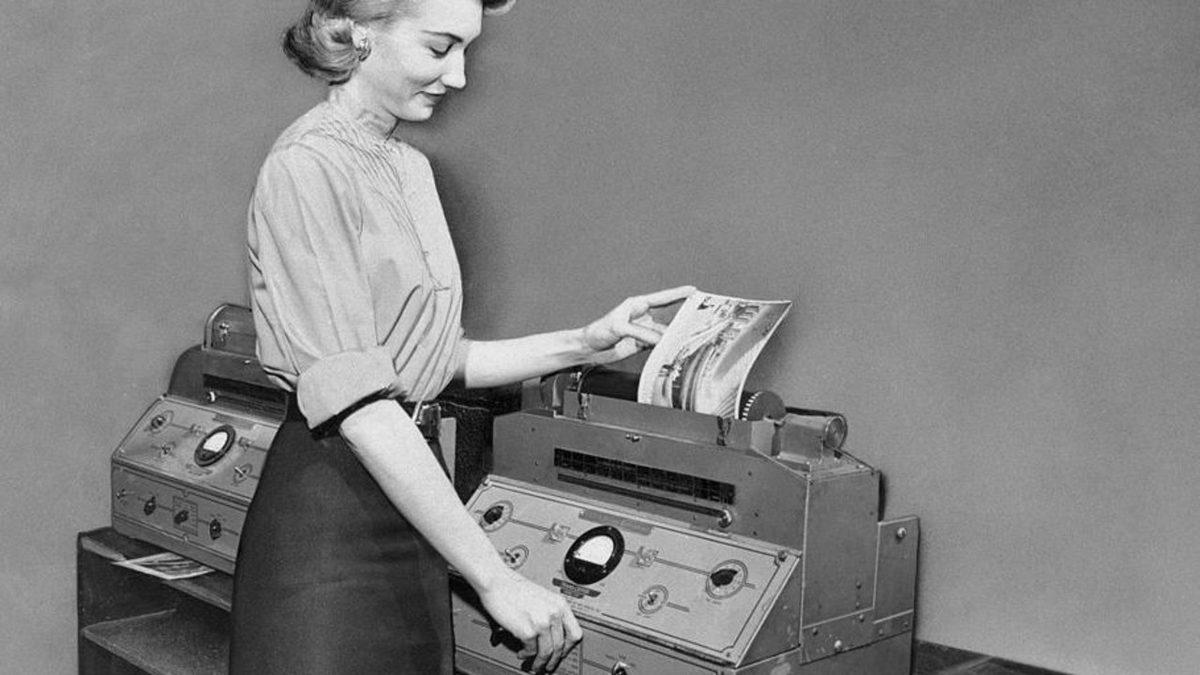 90’lı Yıllarda Kalması Gerekirmiş Gibi Görünen ’Faks Makineleri’nin Hâlâ Kullanılıyor Olmasının Sebebi