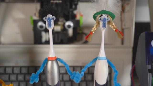 Bir YouTuber, 80’ler Efsanesi ’Rasputin’ Şarkısını Diş Fırçası ve Ütü Gibi Cihazlarla Seslendirdi [Video]