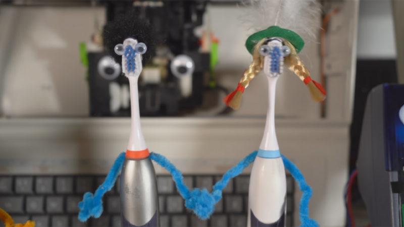 Bir YouTuber, 80’ler Efsanesi ’Rasputin’ Şarkısını Diş Fırçası ve Ütü Gibi Cihazlarla Seslendirdi [Video]