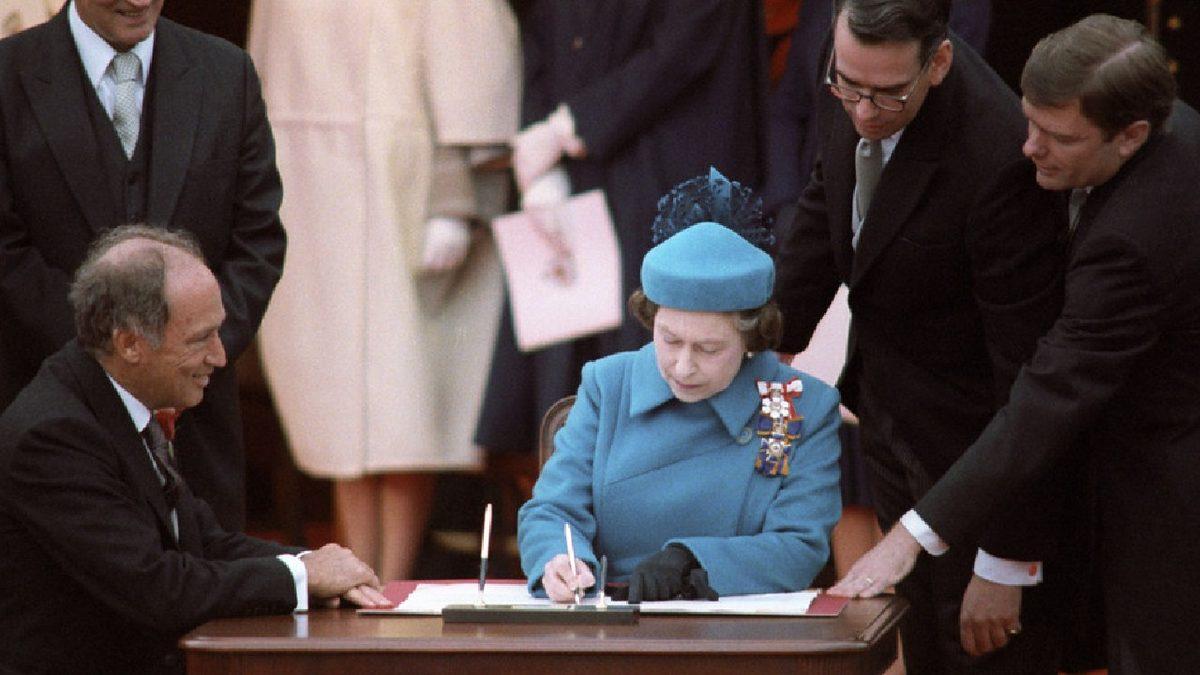 Yıl Olmuş 2024, İngiltere Gibi Bir Avrupa Ülkesinde Neden Hâlâ ’Kraliyet’ Var?