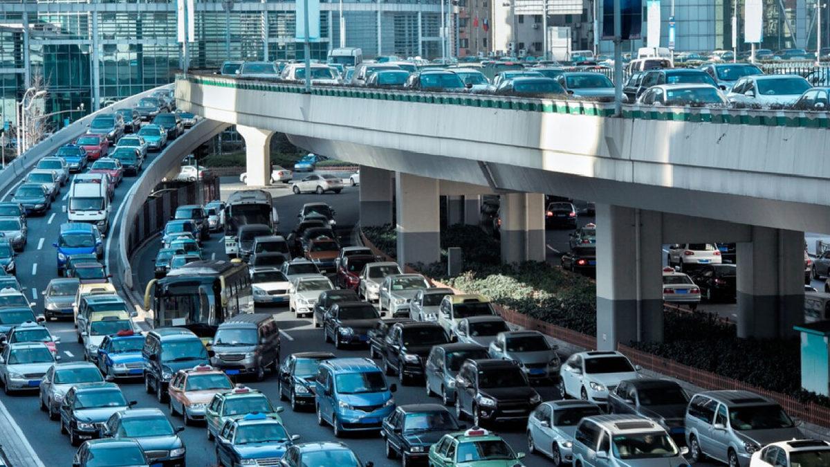 Trafiğin Sıkışık Olduğu Yolları Genişletip Bir Şerit Daha Açmak Neden Mantıklı Değil?