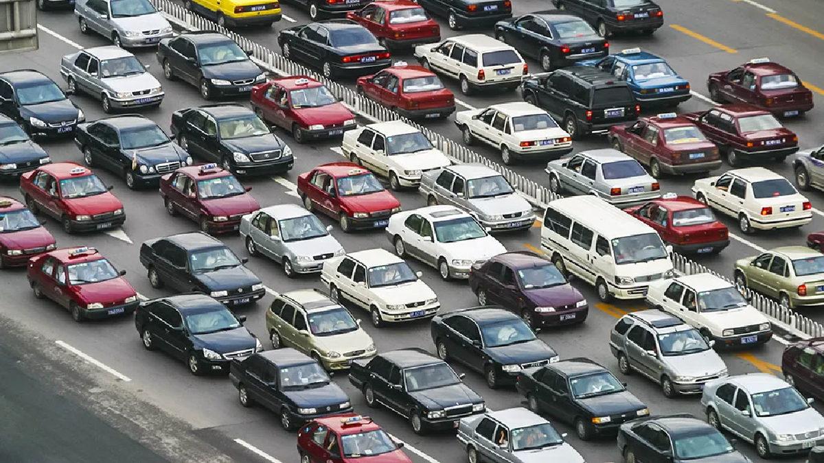 Trafiğin Sıkışık Olduğu Yolları Genişletip Bir Şerit Daha Açmak Neden Mantıklı Değil?