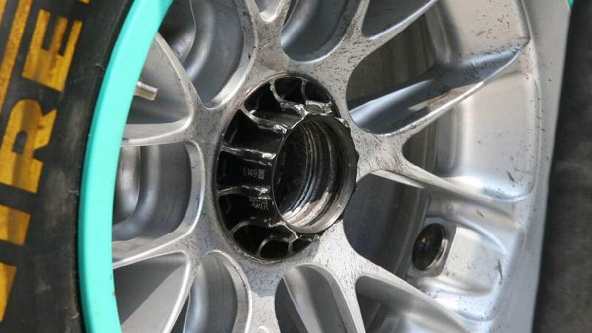 Saatte 400 km Hıza Ulaşan F1 Araçlarının Tekerlerini Sadece 1 Bijon Tutarken Normal Arabaların Tekerlerinde Neden 4-5 Bijon Var?