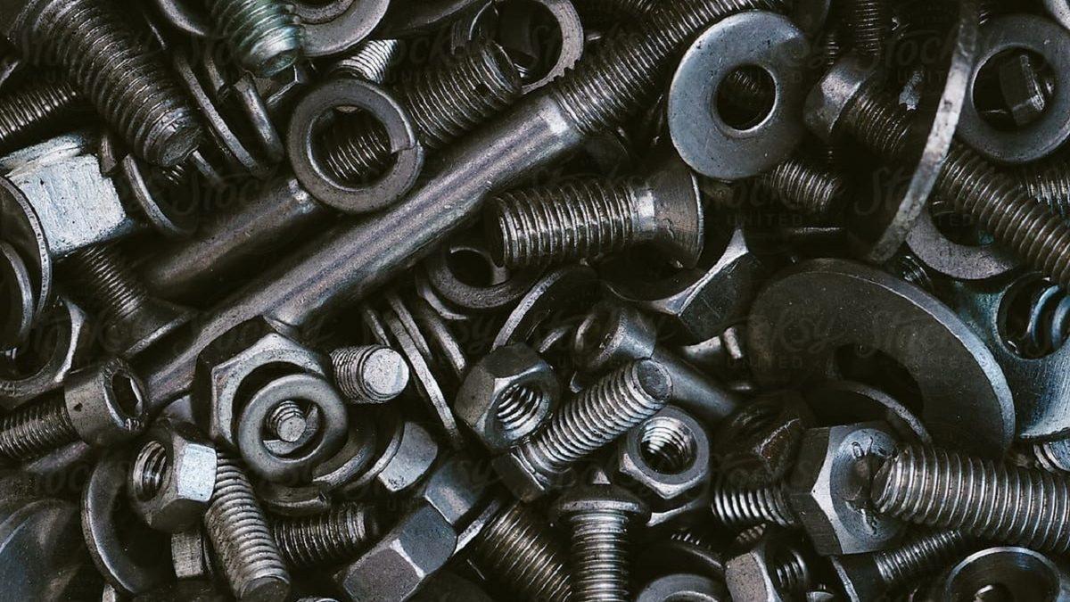 Saatte 400 km Hıza Ulaşan F1 Araçlarının Tekerlerini Sadece 1 Bijon Tutarken Normal Arabaların Tekerlerinde Neden 4-5 Bijon Var?