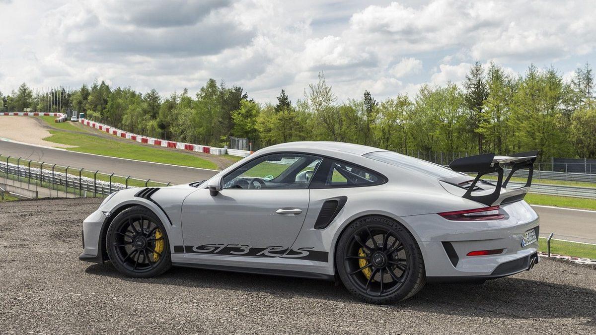 Saatte 400 km Hıza Ulaşan F1 Araçlarının Tekerlerini Sadece 1 Bijon Tutarken Normal Arabaların Tekerlerinde Neden 4-5 Bijon Var?