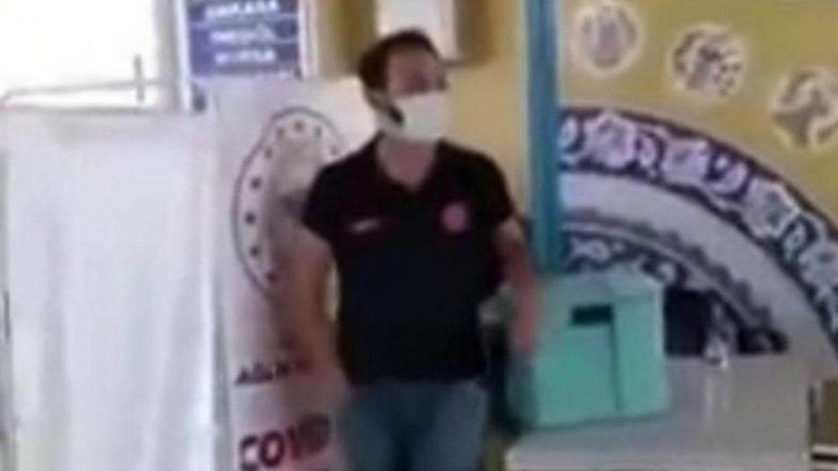 ’Sinovac Sinovac’ Diye Bağırarak Aşı Çağrısı Yapan Sağlık Görevlisine Soruşturma Açıldı