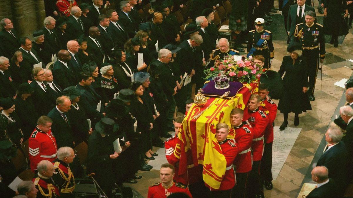 Neredeyse 2 Haftadır Gömülmeyen Kraliçe Elizabeth’in Cesedi, Nasıl Oluyor da Kokmadan ve Çürümeden Korunabiliyor?