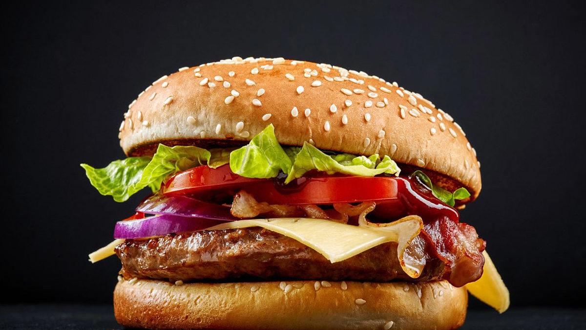 Dünyanın En Popüler Fast Food Ürünlerinden Hamburger Nasıl Ortaya Çıktı, İlk Hamburgeri Kim Yaptı?