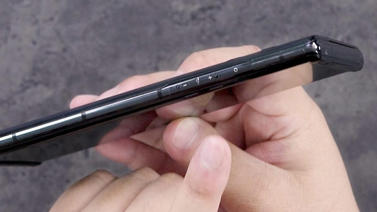 LG’nin Hiçbir Zaman Tanıtılmayan ’Sarılabilir’ Ekranlı Telefonunun Görünce 