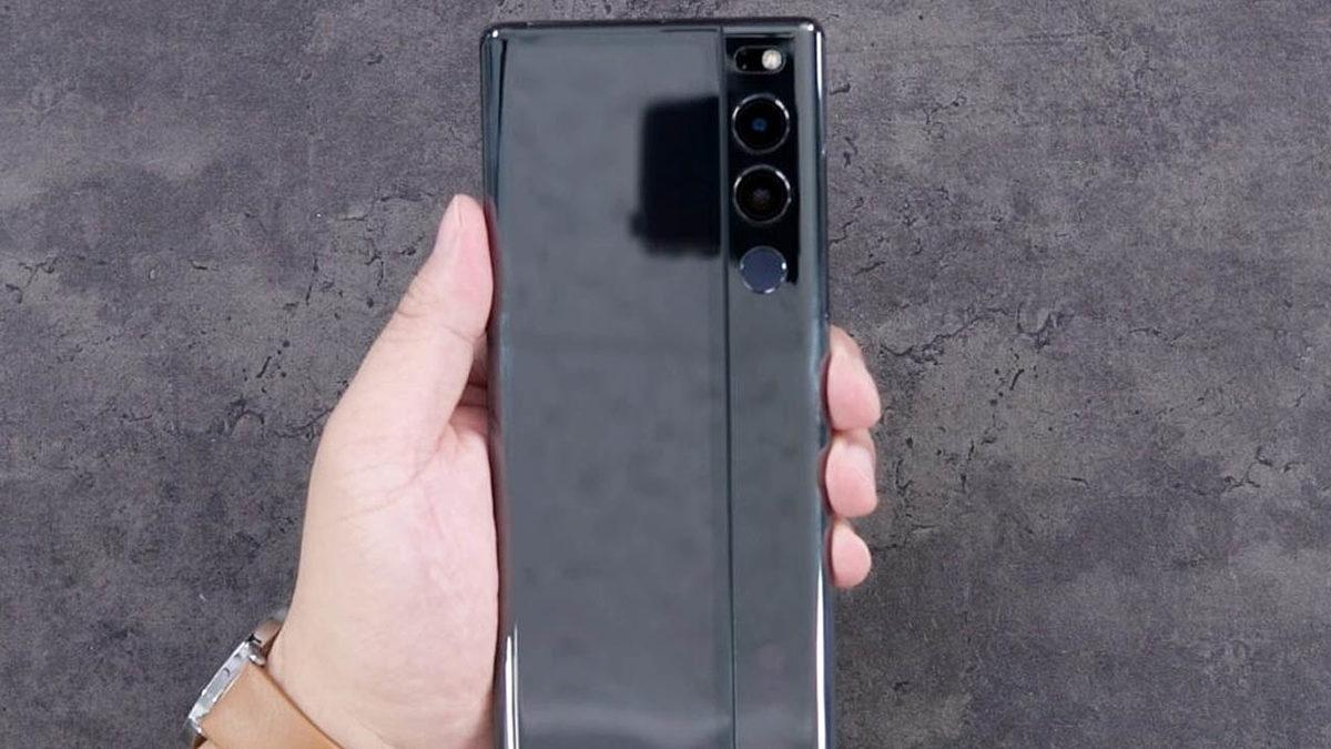 LG’nin Hiçbir Zaman Tanıtılmayan ’Sarılabilir’ Ekranlı Telefonunun Görünce 