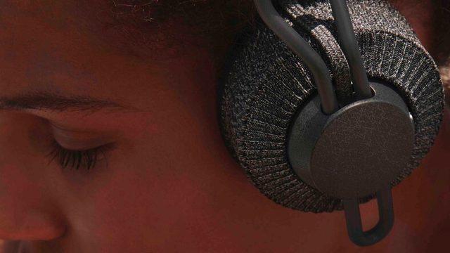 Adidas, Güneş Enerjisiyle Şarj Olan Doğa Dostu Kablosuz Kulaklık Geliştiriyor