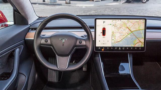 Tesla’nın ’Tam Otonom Sürüş Sistemi’ Uzun Bir Gecikmeden Sonra Güncellendi