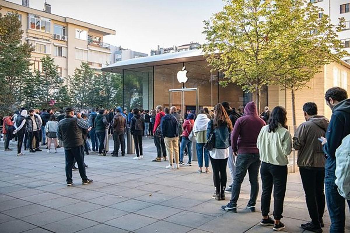 iPhone 14 Almak isteyenlerin Apple Store Önündeki Kuyruğu Gündem Oldu: İşte Sosyal Medyadan Gelen Tepkiler