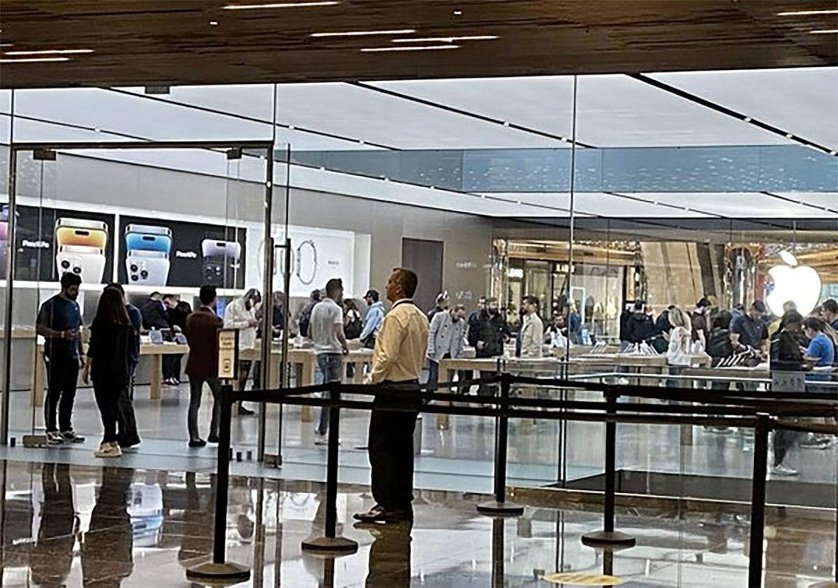 iPhone 14 Almak isteyenlerin Apple Store Önündeki Kuyruğu Gündem Oldu: İşte Sosyal Medyadan Gelen Tepkiler