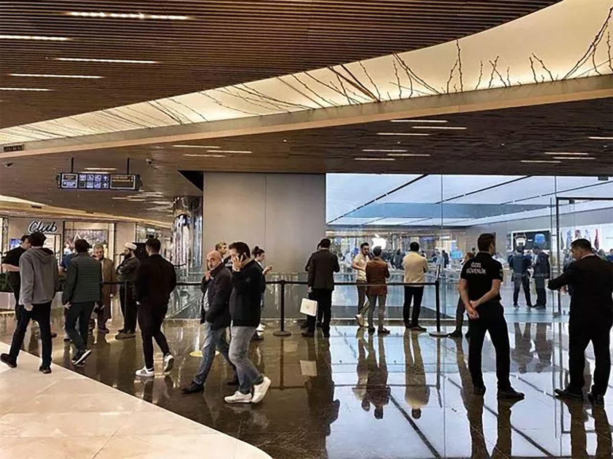 iPhone 14 Almak isteyenlerin Apple Store Önündeki Kuyruğu Gündem Oldu: İşte Sosyal Medyadan Gelen Tepkiler