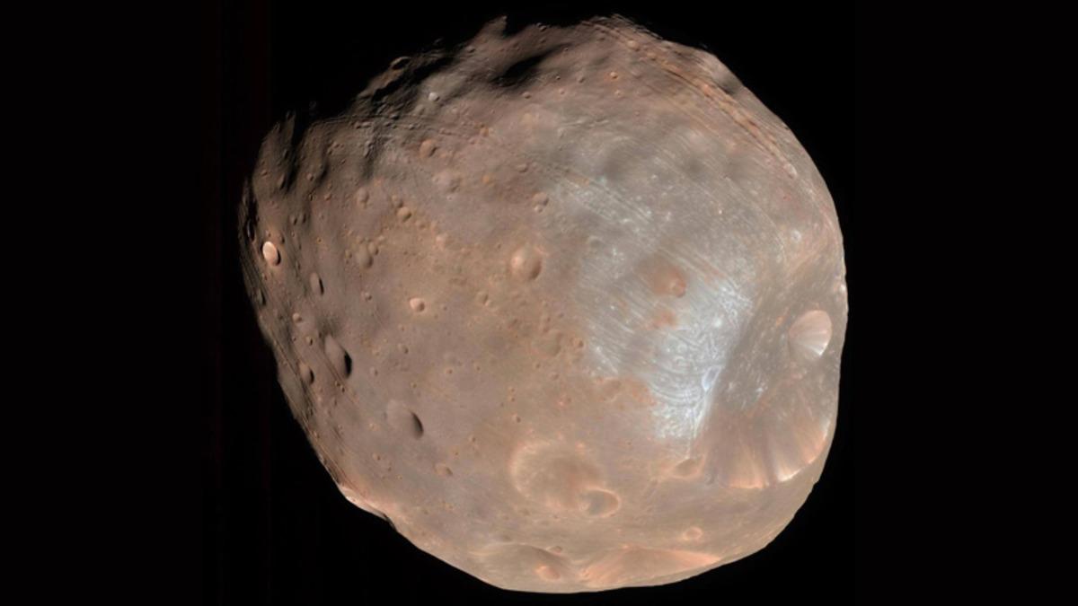 NASA, Mars’ın Doğal Uydusu ’Phobos’un Patatesten Ayırt Edemeyeceğiniz Bir Fotoğrafını Paylaştı