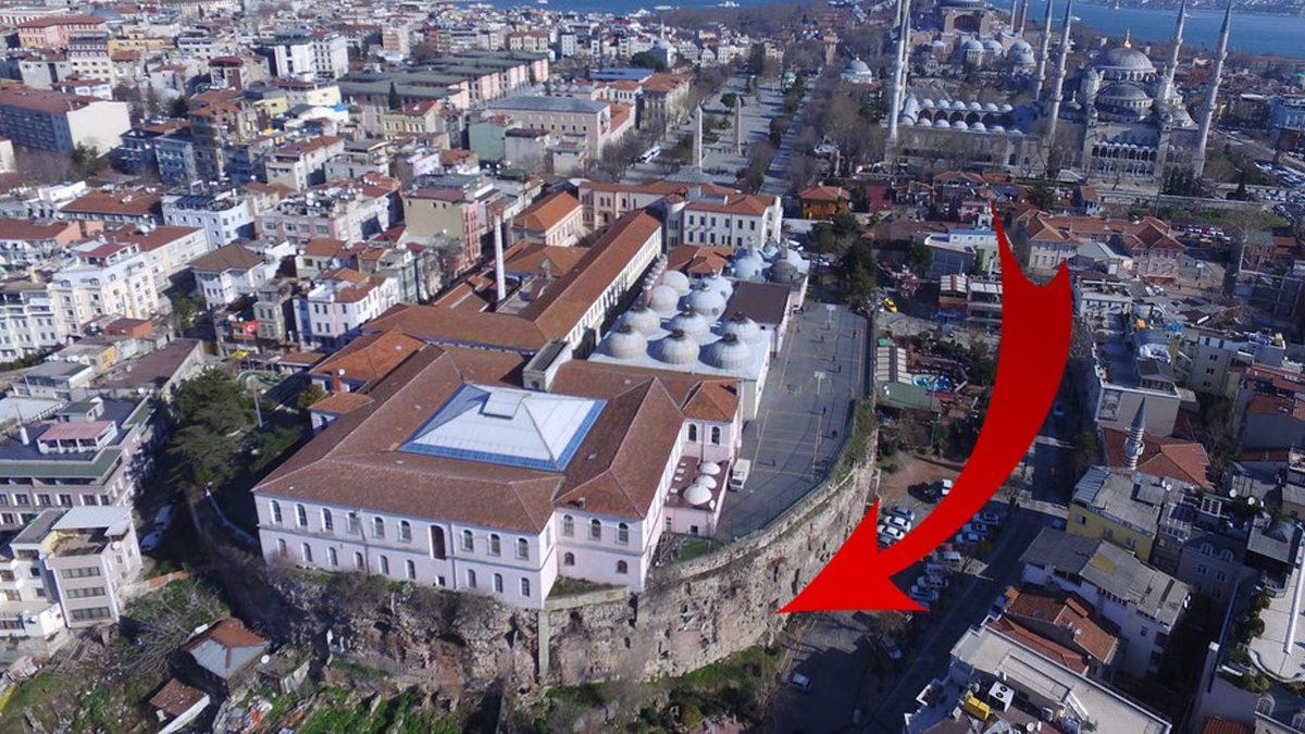 Bir Zamanlar İstanbul’un Göbeğinde Bulunan, İçine 5 Yolcu Uçağı Sığabilecek Büyüklükteki ’Hipodrom’a Ne Oldu?