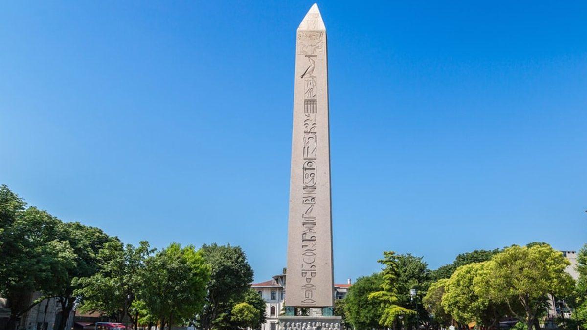 Bir Zamanlar İstanbul’un Göbeğinde Bulunan, İçine 5 Yolcu Uçağı Sığabilecek Büyüklükteki ’Hipodrom’a Ne Oldu?