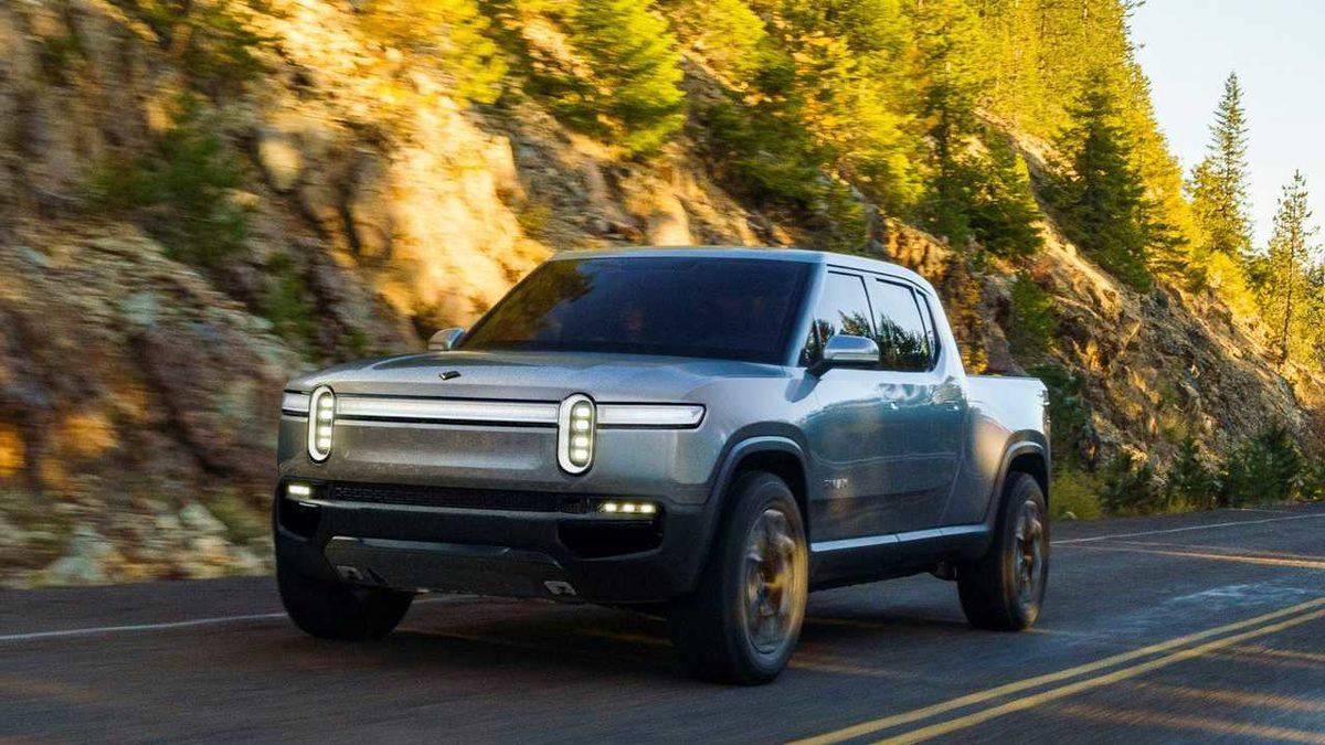 Rivian, Olduğu Yerde Tank Gibi Dönebilen Elektrikli Pikabı R1T’nin Gecikeceğini Açıkladı