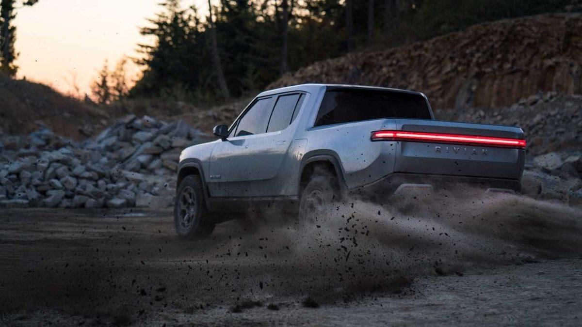 Rivian, Olduğu Yerde Tank Gibi Dönebilen Elektrikli Pikabı R1T’nin Gecikeceğini Açıkladı