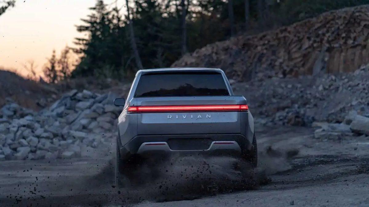 Rivian, Olduğu Yerde Tank Gibi Dönebilen Elektrikli Pikabı R1T’nin Gecikeceğini Açıkladı