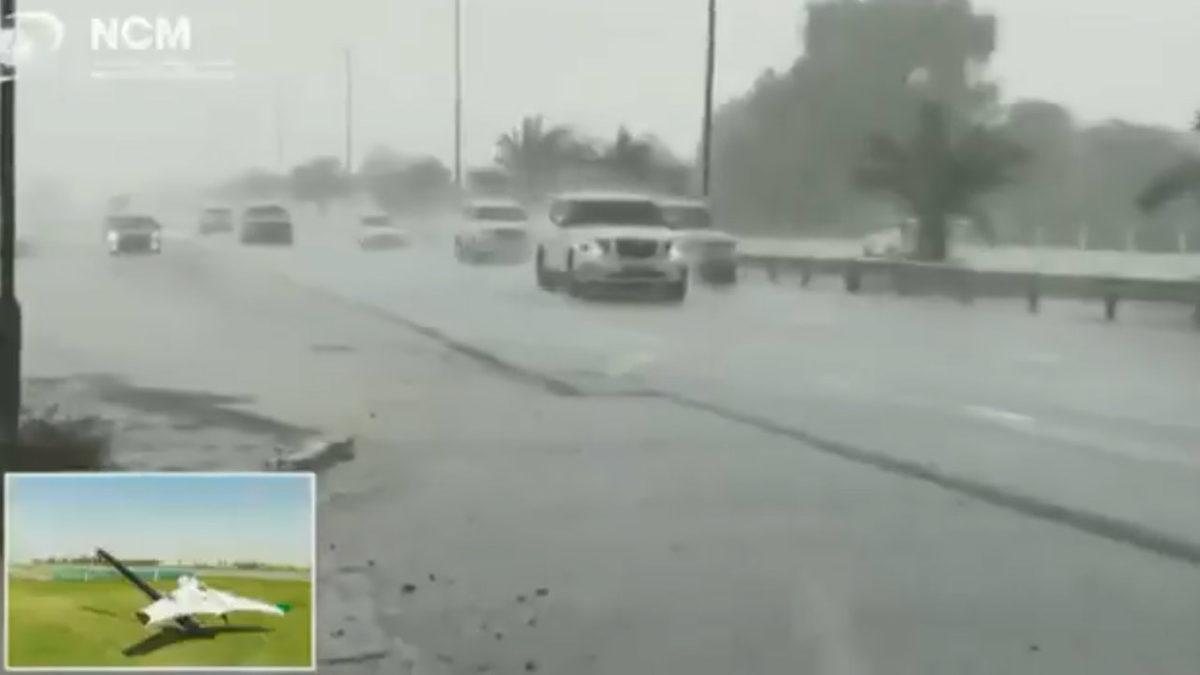 Teknoloji Böyle Bir Şey: Dubai, Bulutlara Elektrik Vererek Temmuz Ayında Çölde Şakır Şakır Yağmur Yağdırdı [Video]