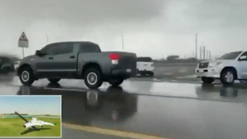 Teknoloji Böyle Bir Şey: Dubai, Bulutlara Elektrik Vererek Temmuz Ayında Çölde Şakır Şakır Yağmur Yağdırdı [Video]