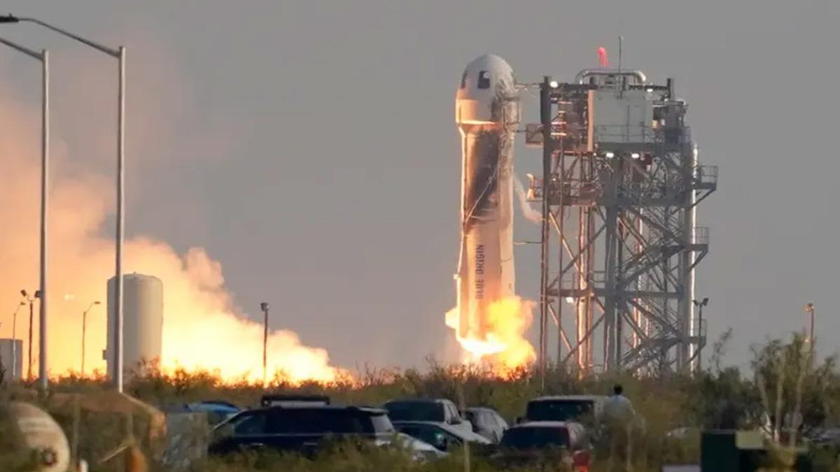 Jeff Bezos, Uzaya Çıktıktan Hemen Sonra Amazon Müşterilerine Teşekkür Etti: Parasını Siz Ödediniz