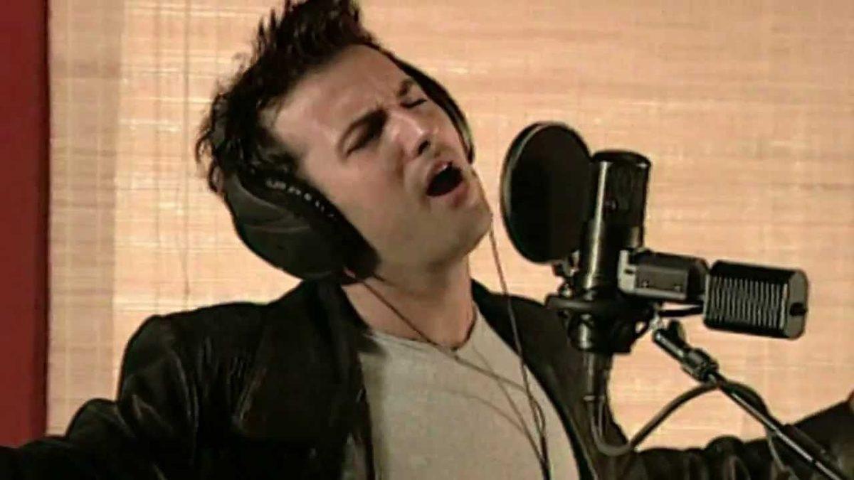 Şarkıcıların Konser ya da Stüdyo Kaydı Esnasında Kulaklık Takmalarının Asıl Nedeni