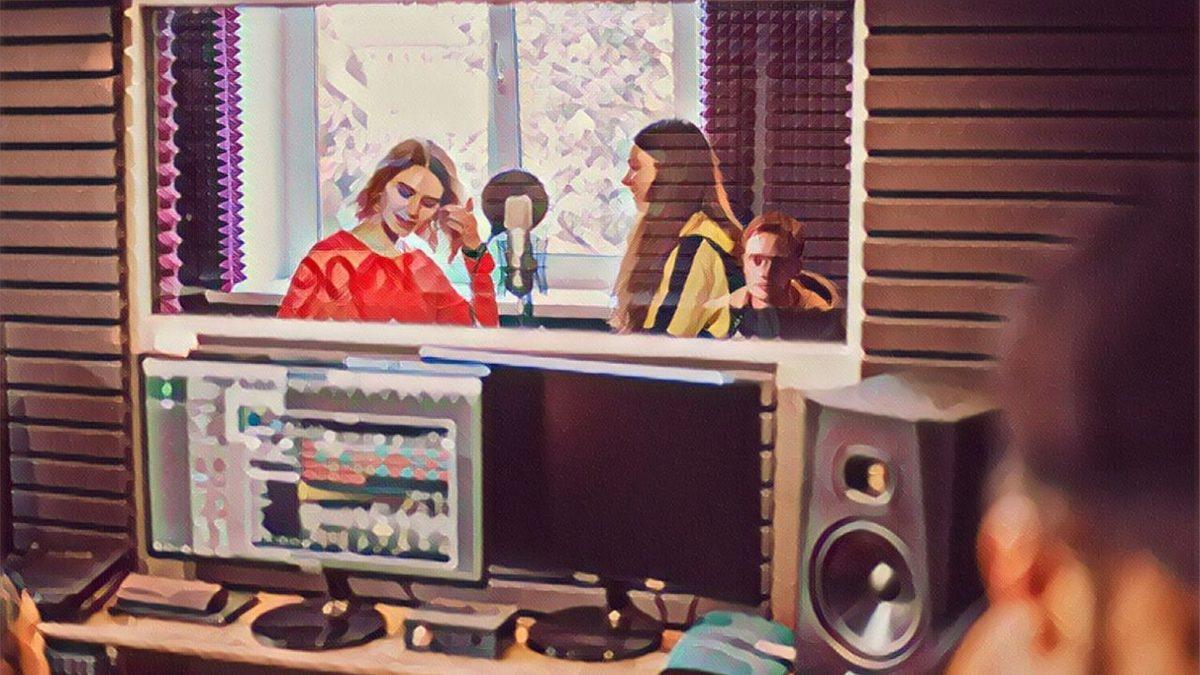 Şarkıcıların Konser ya da Stüdyo Kaydı Esnasında Kulaklık Takmalarının Asıl Nedeni