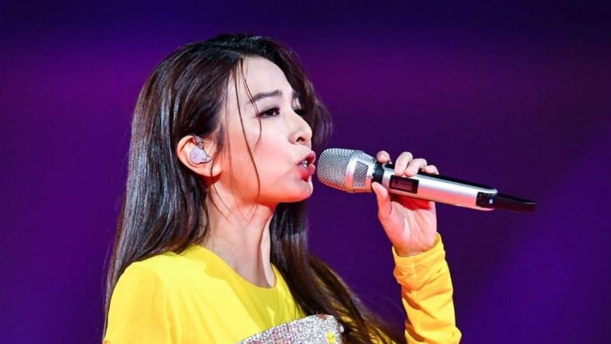 Şarkıcıların Konser ya da Stüdyo Kaydı Esnasında Kulaklık Takmalarının Asıl Nedeni