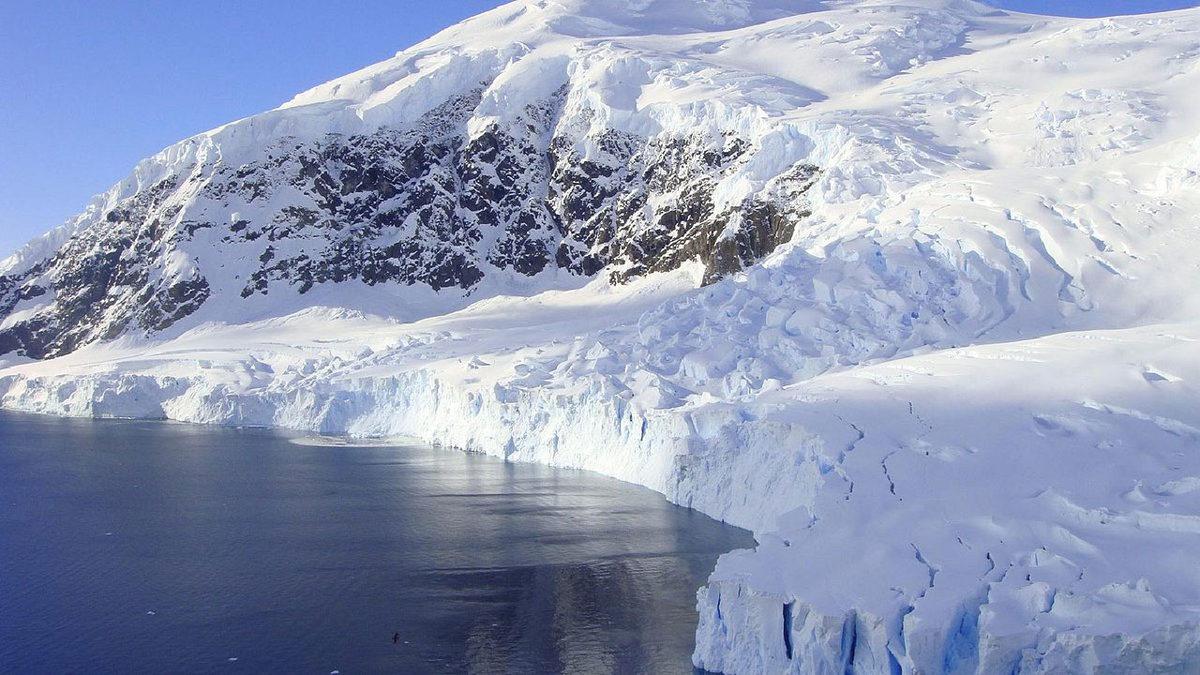 Yolcu Uçakları Kuzey Kutbu’ndan Geçebilmesine Rağmen Güney Kutbu’ndan Neden Geçemez?